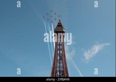 RAF Red Arrows eröffnen die Blackpool Air Show 2024 und fliegen über den Blackpool Tower. Samstag, 10. August 2024. Stockfoto