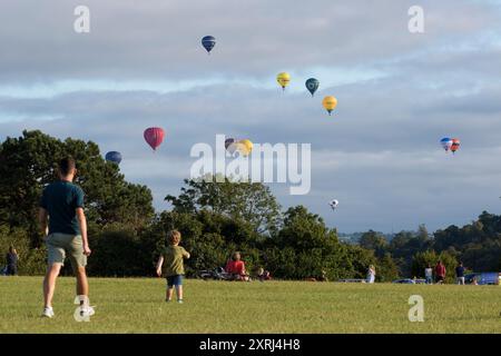 Ballons über Bristol für die Ballonfeier 2024 Stockfoto
