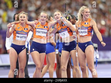 Paris, Frankreich. August 2024. Lisanne de Witte, Cathelijn Peeters, Femke Bol und Lieke Klaver von der Mannschaft Niederlande feiern nach dem 4X400 m Staffelfinale der Frauen bei den Olympischen Spielen 2024 in Paris, Frankreich, 10. August 2024. Quelle: Li Ying/Xinhua/Alamy Live News Stockfoto