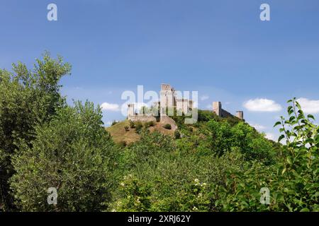 Die mittelalterliche Festung Rocca Maggiore auf dem Hügel von Assisi, Italien. Stockfoto