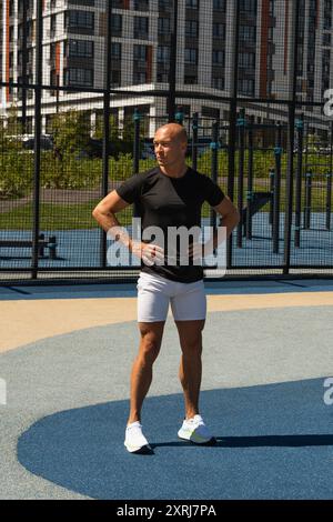 Porträt des Sporttrainers und des gutaussehenden Athleten auf dem Sportplatz im Freien. Nahaufnahme. Kopierbereich. Im Freien. Workout im Freien auf urbanem Hintergrund. Cr Stockfoto