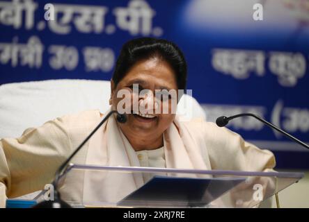 LUCKNOW, INDIEN - 10. AUGUST: BSP Supremo Mayawati hält am 10. August 2024 eine Pressekonferenz im BSP-Parteibüro in Lucknow, Indien. Mayawati hinterfragte das "Schweigen des Kongresses" zum Urteil des Obersten Gerichtshofs vom 1. August, das die staaten anwies, eine Politik zur Identifizierung der cremigen Schicht zwischen SCS und STS zu entwickeln. (Foto: Deepak Gupta/Hindustan Times/SIPA USA) Credit: SIPA USA/Alamy Live News Stockfoto
