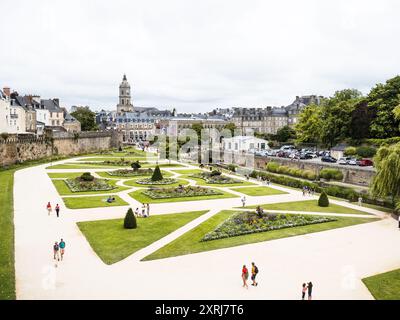 Vannes, Frankreich: 6. August 2024: Remparts Gardens in der Stadt Vannes, Bretagne, Frankreich Stockfoto