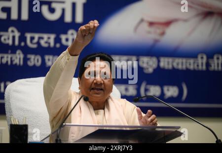 LUCKNOW, INDIEN - 10. AUGUST: BSP Supremo Mayawati hält am 10. August 2024 eine Pressekonferenz im BSP-Parteibüro in Lucknow, Indien. Mayawati hinterfragte das "Schweigen des Kongresses" zum Urteil des Obersten Gerichtshofs vom 1. August, das die staaten anwies, eine Politik zur Identifizierung der cremigen Schicht zwischen SCS und STS zu entwickeln. (Foto: Deepak Gupta/Hindustan Times/SIPA USA) Credit: SIPA USA/Alamy Live News Stockfoto