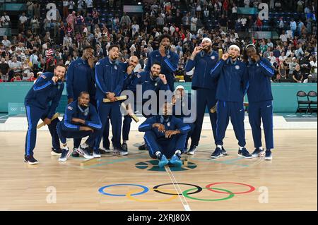 Paris, Fra. August 2024. Team USA Basketballspieler (l-r) Stephen Curry, Anthony Edwards, Kevin Durant, Tyrese Halliburton, Jayson Tatum, Joel Embiid, LeBron James (Sitting), BAM Adebayo, Anthony Davis, Devin Booker und Jrue Holiday posieren mit ihren Goldmedaillen, nachdem sie das Team France im Basketballspiel der Männer bei den Olympischen Sommerspielen 2024 in Paris am 11. August 2024 in Paris besiegt hatten. (Foto: Anthony Behar/SIPA USA) Credit: SIPA USA/Alamy Live News Stockfoto