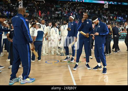 Paris, Fra. August 2024. Die Basketballspieler LeBron James, Anthony Davis, Kevin Durant und Devin Booker sehen sich ihre Goldmedaillen an, nachdem sie das Team France bei den Olympischen Sommerspielen 2024 in der Bercy Arena am 11. August 2024 in Paris besiegt hatten. (Foto: Anthony Behar/SIPA USA) Credit: SIPA USA/Alamy Live News Stockfoto