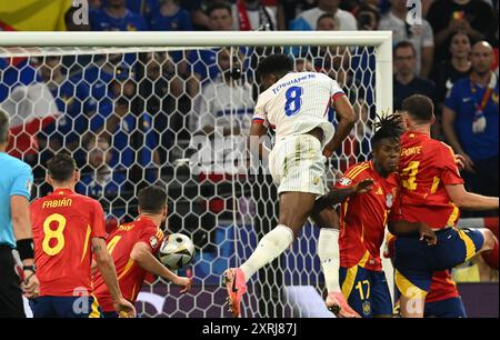 Aurélien Tchouameni (Real Madrid), Unai Simón (Athletic Club), Fabián Ruiz (Paris), Nico Williams (Athletic Club), Slavko Vinčić (Schiedsrichter Slowenien) in Aktion während des Halbfinalspiels der UEFA 2024 EURO zwischen Spanien und Frankreich, München Allianz Stadium, 9. Juli 2024 mit: Aurélien Tchouameni (Real Madrid), Unai Simón (Athletic Club), Fabián Ruiz (Paris), Nico Williams (Athletic Club), Slavko Vinčić (Schiedsrichter Slowenien) Wo: München, Deutschland Wann: 09 Jul 2024 Credit: Anthony Stanley/WENN Stockfoto