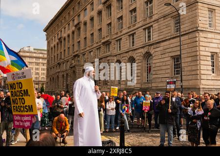 Imam Adam Kelwick spricht gegen rassistische Menschenmassen in Liverpool Pierhead Stockfoto