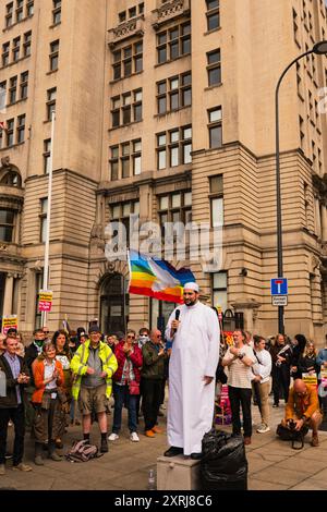 Imam Adam Kelwick spricht gegen rassistische Menschenmassen in Liverpool Pierhead Stockfoto