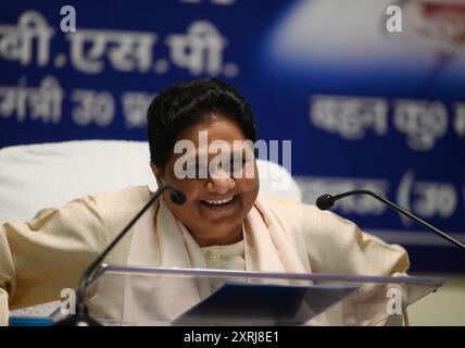 LUCKNOW, INDIEN - 10. AUGUST: BSP Supremo Mayawati hält am 10. August 2024 eine Pressekonferenz im BSP-Parteibüro in Lucknow, Indien. Mayawati hinterfragte das "Schweigen des Kongresses" zum Urteil des Obersten Gerichtshofs vom 1. August, das die staaten anwies, eine Politik zur Identifizierung der cremigen Schicht zwischen SCS und STS zu entwickeln. (Foto: Deepak Gupta/Hindustan Times/SIPA USA) Credit: SIPA USA/Alamy Live News Stockfoto