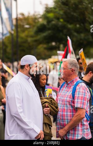 Imam Adam Kelwick spricht gegen rassistische Menschenmassen in Liverpool Pierhead Stockfoto