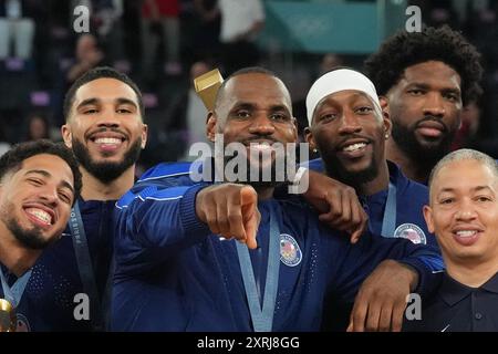 Die Spieler des Teams USA posieren mit ihren Goldmedaillen, nachdem das Team USA in Frankreich besiegt hat. , . Olympische Spiele in der Bercy Arena in Paris, Frankreich am Samstag, 10. August 2024. Foto: Richard Ellis/UPI Credit: UPI/Alamy Live News Stockfoto