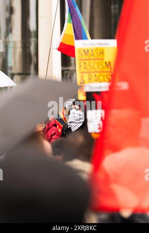 Demonstranten versammeln sich auf der Pierhead in Liverpool, um Palästina zu unterstützen Stockfoto