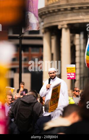 Imam Adam Kelwick spricht gegen rassistische Menschenmassen in Liverpool Pierhead Stockfoto