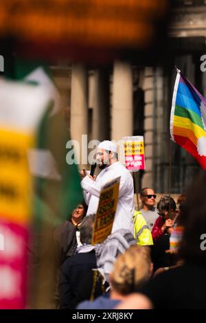 Imam Adam Kelwick spricht gegen rassistische Menschenmassen in Liverpool Pierhead Stockfoto