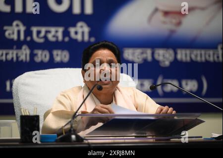 LUCKNOW, INDIEN - 10. AUGUST: BSP Supremo Mayawati hält am 10. August 2024 eine Pressekonferenz im BSP-Parteibüro in Lucknow, Indien. Mayawati hinterfragte das "Schweigen des Kongresses" zum Urteil des Obersten Gerichtshofs vom 1. August, das die staaten anwies, eine Politik zur Identifizierung der cremigen Schicht zwischen SCS und STS zu entwickeln. (Foto: Deepak Gupta/Hindustan Times/SIPA USA) Credit: SIPA USA/Alamy Live News Stockfoto