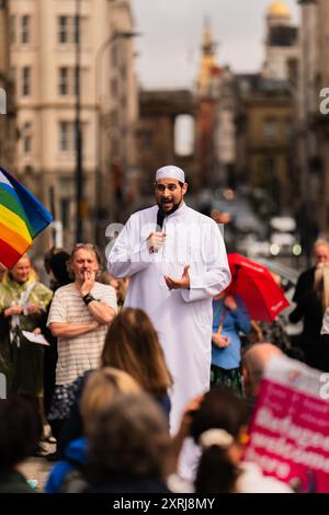 Imam Adam Kelwick spricht gegen rassistische Menschenmassen in Liverpool Pierhead Stockfoto