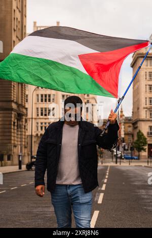 Demonstranten versammeln sich auf der Pierhead in Liverpool, um Palästina zu unterstützen Stockfoto