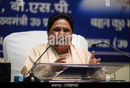 LUCKNOW, INDIEN - 10. AUGUST: BSP Supremo Mayawati hält am 10. August 2024 eine Pressekonferenz im BSP-Parteibüro in Lucknow, Indien. Mayawati hinterfragte das "Schweigen des Kongresses" zum Urteil des Obersten Gerichtshofs vom 1. August, das die staaten anwies, eine Politik zur Identifizierung der cremigen Schicht zwischen SCS und STS zu entwickeln. (Foto: Deepak Gupta/Hindustan Times/SIPA USA) Credit: SIPA USA/Alamy Live News Stockfoto
