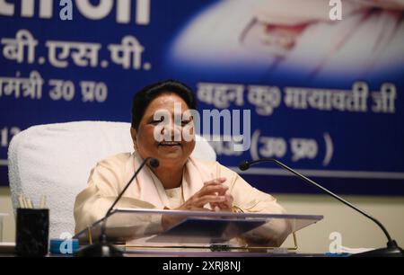 LUCKNOW, INDIEN - 10. AUGUST: BSP Supremo Mayawati hält am 10. August 2024 eine Pressekonferenz im BSP-Parteibüro in Lucknow, Indien. Mayawati hinterfragte das "Schweigen des Kongresses" zum Urteil des Obersten Gerichtshofs vom 1. August, das die staaten anwies, eine Politik zur Identifizierung der cremigen Schicht zwischen SCS und STS zu entwickeln. (Foto: Deepak Gupta/Hindustan Times/SIPA USA) Credit: SIPA USA/Alamy Live News Stockfoto