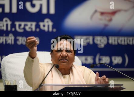 LUCKNOW, INDIEN - 10. AUGUST: BSP Supremo Mayawati hält am 10. August 2024 eine Pressekonferenz im BSP-Parteibüro in Lucknow, Indien. Mayawati hinterfragte das "Schweigen des Kongresses" zum Urteil des Obersten Gerichtshofs vom 1. August, das die staaten anwies, eine Politik zur Identifizierung der cremigen Schicht zwischen SCS und STS zu entwickeln. (Foto: Deepak Gupta/Hindustan Times/SIPA USA) Credit: SIPA USA/Alamy Live News Stockfoto