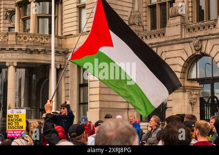 Demonstranten versammeln sich auf der Pierhead in Liverpool, um Palästina zu unterstützen Stockfoto