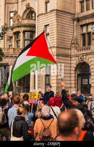 Demonstranten versammeln sich auf der Pierhead in Liverpool, um Palästina zu unterstützen Stockfoto