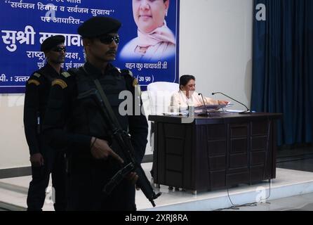 LUCKNOW, INDIEN - 10. AUGUST: BSP Supremo Mayawati hält am 10. August 2024 eine Pressekonferenz im BSP-Parteibüro in Lucknow, Indien. Mayawati hinterfragte das "Schweigen des Kongresses" zum Urteil des Obersten Gerichtshofs vom 1. August, das die staaten anwies, eine Politik zur Identifizierung der cremigen Schicht zwischen SCS und STS zu entwickeln. (Foto: Deepak Gupta/Hindustan Times/SIPA USA) Credit: SIPA USA/Alamy Live News Stockfoto