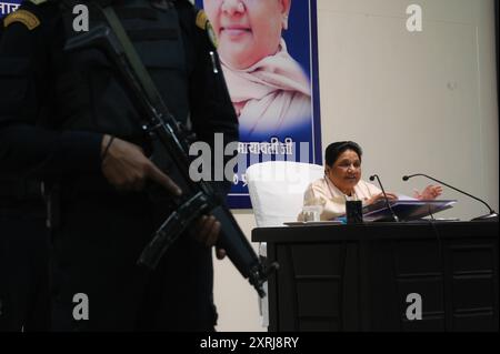 LUCKNOW, INDIEN - 10. AUGUST: BSP Supremo Mayawati hält am 10. August 2024 eine Pressekonferenz im BSP-Parteibüro in Lucknow, Indien. Mayawati hinterfragte das "Schweigen des Kongresses" zum Urteil des Obersten Gerichtshofs vom 1. August, das die staaten anwies, eine Politik zur Identifizierung der cremigen Schicht zwischen SCS und STS zu entwickeln. (Foto: Deepak Gupta/Hindustan Times/SIPA USA) Credit: SIPA USA/Alamy Live News Stockfoto