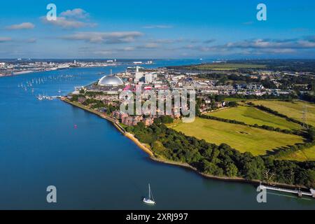 Marchwood, Hampshire, Großbritannien. August 2024. Allgemeine Luftaufnahme des Kraftwerks Marchwood in der Nähe von Southampton in Hampshire. Das Kraftwerk ist ein Gaskraftwerk mit 898,1 MW, das sich neben der Mündung des River Test befindet, wo es auf Southampton Water trifft, gegenüber dem Hafen von Southampton. Bildnachweis: Graham Hunt/Alamy Live News Stockfoto