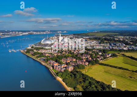 Marchwood, Hampshire, Großbritannien. August 2024. Allgemeine Luftaufnahme des Kraftwerks Marchwood in der Nähe von Southampton in Hampshire. Das Kraftwerk ist ein Gaskraftwerk mit 898,1 MW, das sich neben der Mündung des River Test befindet, wo es auf Southampton Water trifft, gegenüber dem Hafen von Southampton. Bildnachweis: Graham Hunt/Alamy Live News Stockfoto