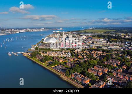 Marchwood, Hampshire, Großbritannien. August 2024. Allgemeine Luftaufnahme des Kraftwerks Marchwood in der Nähe von Southampton in Hampshire. Das Kraftwerk ist ein Gaskraftwerk mit 898,1 MW, das sich neben der Mündung des River Test befindet, wo es auf Southampton Water trifft, gegenüber dem Hafen von Southampton. Bildnachweis: Graham Hunt/Alamy Live News Stockfoto