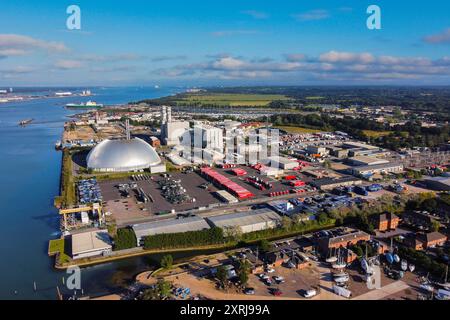 Marchwood, Hampshire, Großbritannien. August 2024. Allgemeine Luftaufnahme des Kraftwerks Marchwood in der Nähe von Southampton in Hampshire. Das Kraftwerk ist ein Gaskraftwerk mit 898,1 MW, das sich neben der Mündung des River Test befindet, wo es auf Southampton Water trifft, gegenüber dem Hafen von Southampton. Bildnachweis: Graham Hunt/Alamy Live News Stockfoto