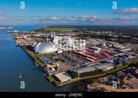 Marchwood, Hampshire, Großbritannien. August 2024. Allgemeine Luftaufnahme des Kraftwerks Marchwood in der Nähe von Southampton in Hampshire. Das Kraftwerk ist ein Gaskraftwerk mit 898,1 MW, das sich neben der Mündung des River Test befindet, wo es auf Southampton Water trifft, gegenüber dem Hafen von Southampton. Bildnachweis: Graham Hunt/Alamy Live News Stockfoto