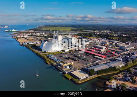 Marchwood, Hampshire, Großbritannien. August 2024. Allgemeine Luftaufnahme des Kraftwerks Marchwood in der Nähe von Southampton in Hampshire. Das Kraftwerk ist ein Gaskraftwerk mit 898,1 MW, das sich neben der Mündung des River Test befindet, wo es auf Southampton Water trifft, gegenüber dem Hafen von Southampton. Bildnachweis: Graham Hunt/Alamy Live News Stockfoto