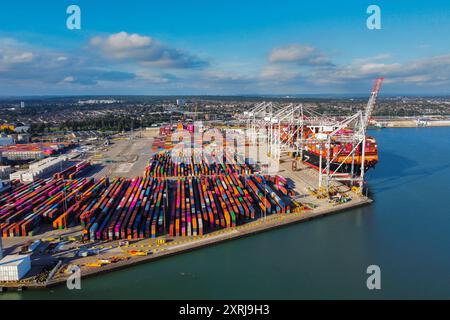 Southampton, Hampshire, Großbritannien. August 2024. Allgemeine Luftaufnahme der Western Docks am Hafen von Southampton in Hampshire. Nach dem Hafen von Felixstowe ist Southampton das zweitgrößte Containerterminal im Vereinigten Königreich, das den Verkehr von 1,5 Millionen TEU-Einheiten umfasste. Bildnachweis: Graham Hunt/Alamy Live News Stockfoto