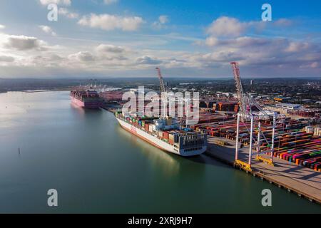 Southampton, Hampshire, Großbritannien. August 2024. Allgemeine Luftaufnahme der Western Docks am Hafen von Southampton in Hampshire mit ONE und OOCL Containerschiffen One Triumph und OOCL Seoul. Nach dem Hafen von Felixstowe ist Southampton das zweitgrößte Containerterminal im Vereinigten Königreich, das den Verkehr von 1,5 Millionen TEU-Einheiten umfasste. Bildnachweis: Graham Hunt/Alamy Live News Stockfoto