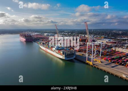 Southampton, Hampshire, Großbritannien. August 2024. Allgemeine Luftaufnahme der Western Docks am Hafen von Southampton in Hampshire mit ONE und OOCL Containerschiffen One Triumph und OOCL Seoul. Nach dem Hafen von Felixstowe ist Southampton das zweitgrößte Containerterminal im Vereinigten Königreich, das den Verkehr von 1,5 Millionen TEU-Einheiten umfasste. Bildnachweis: Graham Hunt/Alamy Live News Stockfoto