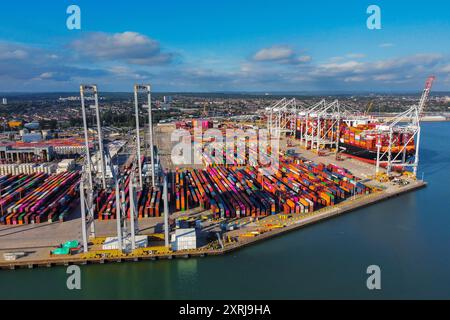 Southampton, Hampshire, Großbritannien. August 2024. Allgemeine Luftaufnahme der Western Docks am Hafen von Southampton in Hampshire. Nach dem Hafen von Felixstowe ist Southampton das zweitgrößte Containerterminal im Vereinigten Königreich, das den Verkehr von 1,5 Millionen TEU-Einheiten umfasste. Bildnachweis: Graham Hunt/Alamy Live News Stockfoto