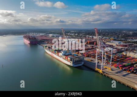 Southampton, Hampshire, Großbritannien. August 2024. Allgemeine Luftaufnahme der Western Docks am Hafen von Southampton in Hampshire mit ONE und OOCL Containerschiffen One Triumph und OOCL Seoul. Nach dem Hafen von Felixstowe ist Southampton das zweitgrößte Containerterminal im Vereinigten Königreich, das den Verkehr von 1,5 Millionen TEU-Einheiten umfasste. Bildnachweis: Graham Hunt/Alamy Live News Stockfoto