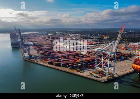 Southampton, Hampshire, Großbritannien. August 2024. Allgemeine Luftaufnahme der Western Docks am Hafen von Southampton in Hampshire mit ONE und OOCL Containerschiffen One Triumph und OOCL Seoul. Nach dem Hafen von Felixstowe ist Southampton das zweitgrößte Containerterminal im Vereinigten Königreich, das den Verkehr von 1,5 Millionen TEU-Einheiten umfasste. Bildnachweis: Graham Hunt/Alamy Live News Stockfoto