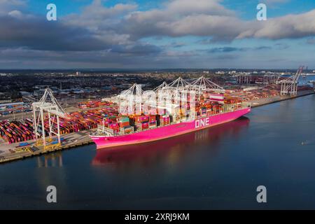 Southampton, Hampshire, Großbritannien. August 2024. Allgemeine Luftaufnahme der Western Docks am Hafen von Southampton in Hampshire mit dem Containerschiff One Triumph. Nach dem Hafen von Felixstowe ist Southampton das zweitgrößte Containerterminal im Vereinigten Königreich, das den Verkehr von 1,5 Millionen TEU-Einheiten umfasste. Bildnachweis: Graham Hunt/Alamy Live News Stockfoto