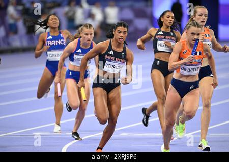 Paris, Frankreich. August 2024; Olympische Spiele in Paris, Stade de France, Paris, Frankreich, Tag 15; Leichtathletik, 4x400 m Staffelfinale der Frauen, Team Great Britain's Yeargin und die Niederlande de Witt treten im dritten Leg an Credit: Action Plus Sports Images/Alamy Live News Stockfoto