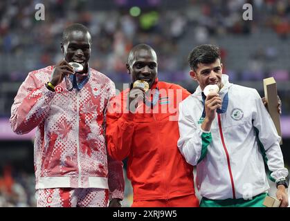 Paris, Frankreich. August 2024. Goldmedaillengewinner Emmanuel Wanyonyi (C) aus Kenia, Silbermedaillengewinner Marco AROP (L) aus Kanada, Bronzemedaillengewinner Djamel Sedjati aus Algerien reagieren auf die Siegerehrung der 800-Meter-Leichtathletik der Männer bei den Olympischen Spielen 2024 in Paris, Frankreich, 10. August 2024. Quelle: Li Gang/Xinhua/Alamy Live News Stockfoto