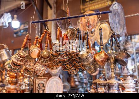 Türkische Becher, Töpfe, Teekannen und Souvenirs werden aus Kupfer hergestellt. Türkische Becher und Teekannen im Bakircilar Carsisi in Gaziantep, Türkei. Stockfoto