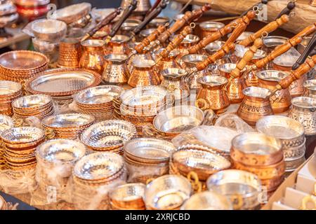 Türkische Becher, Töpfe, Teekannen und Souvenirs werden aus Kupfer hergestellt. Türkische Becher und Teekannen im Bakircilar Carsisi in Gaziantep, Türkei. Stockfoto