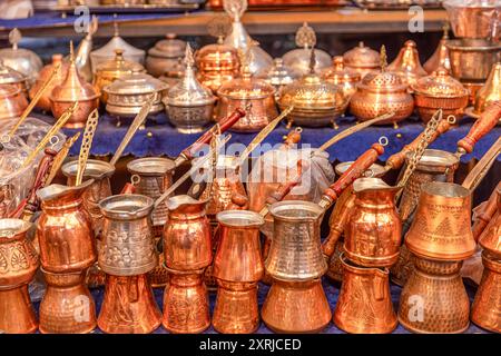 Türkische Becher, Töpfe, Teekannen und Souvenirs werden aus Kupfer hergestellt. Türkische Becher und Teekannen im Bakircilar Carsisi in Gaziantep, Türkei. Stockfoto