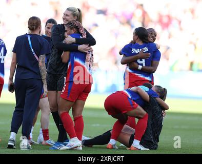 Paris, Frankreich. August 2024. Das Team USA feiert nach dem Gewinn des goldenen Frauenspiels zwischen den USA und Brasilien bei den Olympischen Spielen 2024 in Paris, Frankreich, 10. August 2024. Quelle: Jia Haocheng/Xinhua/Alamy Live News Stockfoto