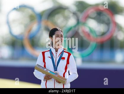 St. Quentin En Yvelines. August 2024. Bronzemedaillengewinnerin Lin Xiyu aus China nimmt an der Siegerehrung für das individuelle Schlagspiel der Frauen bei den Olympischen Spielen 2024 in Saint-Quentin-en-Yvelines, Frankreich, am 10. August 2024 Teil. Quelle: Ren Zhenglai/Xinhua/Alamy Live News Stockfoto