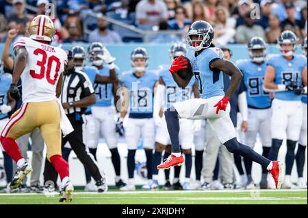 Nashville, Tennessee, USA. August 2024. Calvin Ridley (0), der Spieler der Tennessee Titans, läuft während seines NFL-Vorsaisonspiels gegen die Tennessee Titans mit dem Ball nach unten. (Kreditbild: © Camden Hall/ZUMA Press Wire) NUR REDAKTIONELLE VERWENDUNG! Nicht für kommerzielle ZWECKE! Quelle: ZUMA Press, Inc./Alamy Live News Stockfoto